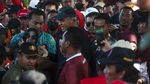 Momen Ganjar Pranowo Jalan Sehat Sambil Sapa Warga di Klaten