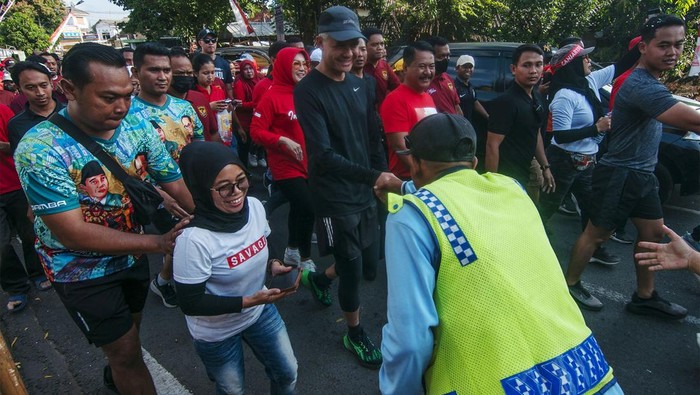 Gubernur Jawa Tengah Ganjar Pranowo (tengah) menyapa warga saat mengikuti jalan sehat di Klaten, Jawa Tengah, Jumat (1/9/2023). Jalan sehat yang diikuti peserta dari kalangan pegawai negeri sipilPemerintah Kabupaten Klaten dan warga itu bertujuan untuk mengajak hidup sehat dengan berolah raga. ANTARA FOTO/Aloysius Jarot Nugroho/rwa.