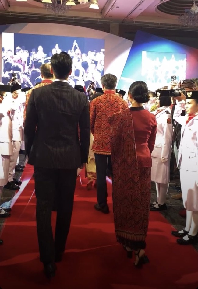 Kini penggemar ramai menyorot penampilan Dita Karang dan Siwon saat memasuki ruang acara. Keduanya dinilai serasi dan memancarkan aura bangsawan. Bahkan tak sedikit yang menyebut Dita Karang dan Siwon seperti sedang lamaran.Foto: dok. Instagram @indonesiainseoul, dok. Instagram @shella_fernanda