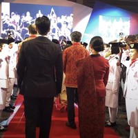 Kini penggemar ramai menyorot penampilan Dita Karang dan Siwon saat memasuki ruang acara. Keduanya dinilai serasi dan memancarkan aura bangsawan. Bahkan tak sedikit yang menyebut Dita Karang dan Siwon seperti sedang lamaran.Foto: dok. Instagram @indonesiainseoul, dok. Instagram @shella_fernanda