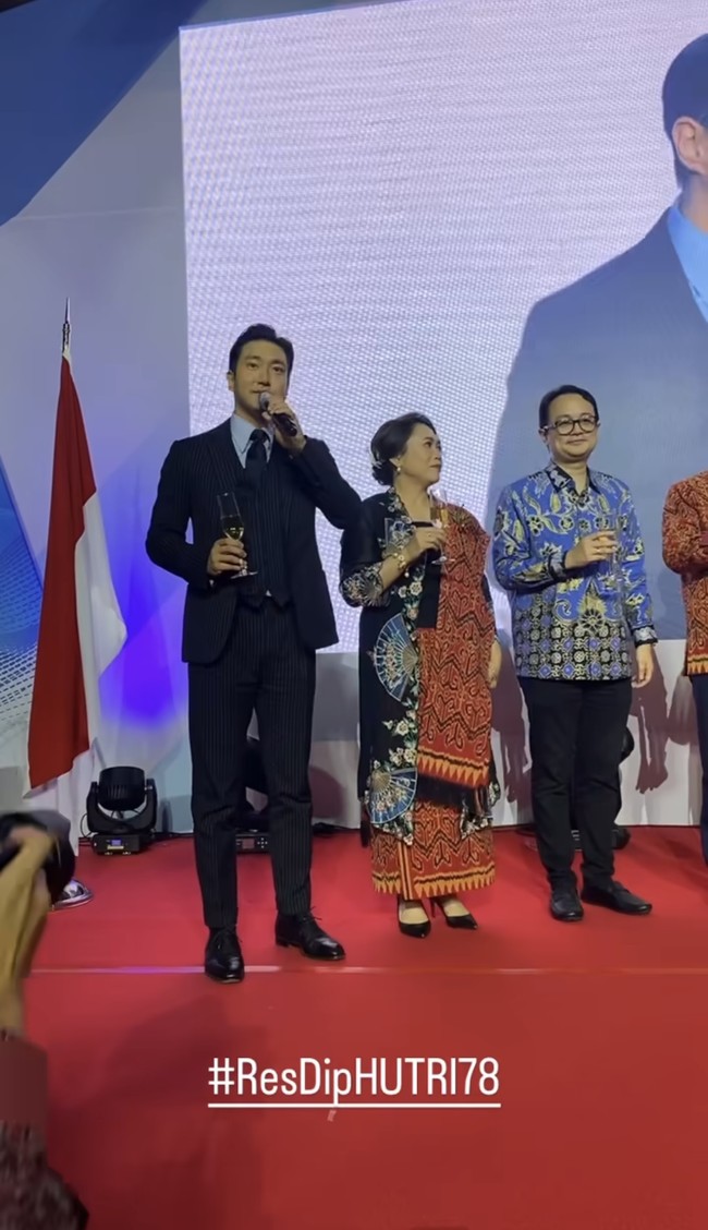 Seperti yang terlihat dalam unggahan Instagram Story KBRI Seoul, Siwon juga menyampaikan toast di atas panggung. Foto: dok. Instagram @indonesiainseoul, dok. Instagram @shella_fernanda