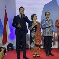 Seperti yang terlihat dalam unggahan Instagram Story KBRI Seoul, Siwon juga menyampaikan toast di atas panggung. Foto: dok. Instagram @indonesiainseoul, dok. Instagram @shella_fernanda