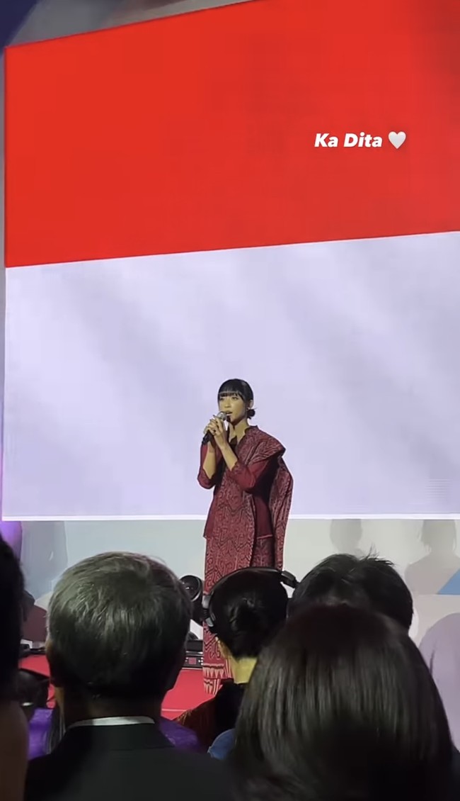 Acara tersebut diawali dengan penampilan personel SECRET NUMBER, Dita Karang menyanyikan lagu Indonesia Raya.Foto: dok. Instagram @indonesiainseoul, dok. Instagram @shella_fernanda