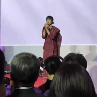 Acara tersebut diawali dengan penampilan personel SECRET NUMBER, Dita Karang menyanyikan lagu Indonesia Raya.Foto: dok. Instagram @indonesiainseoul, dok. Instagram @shella_fernanda