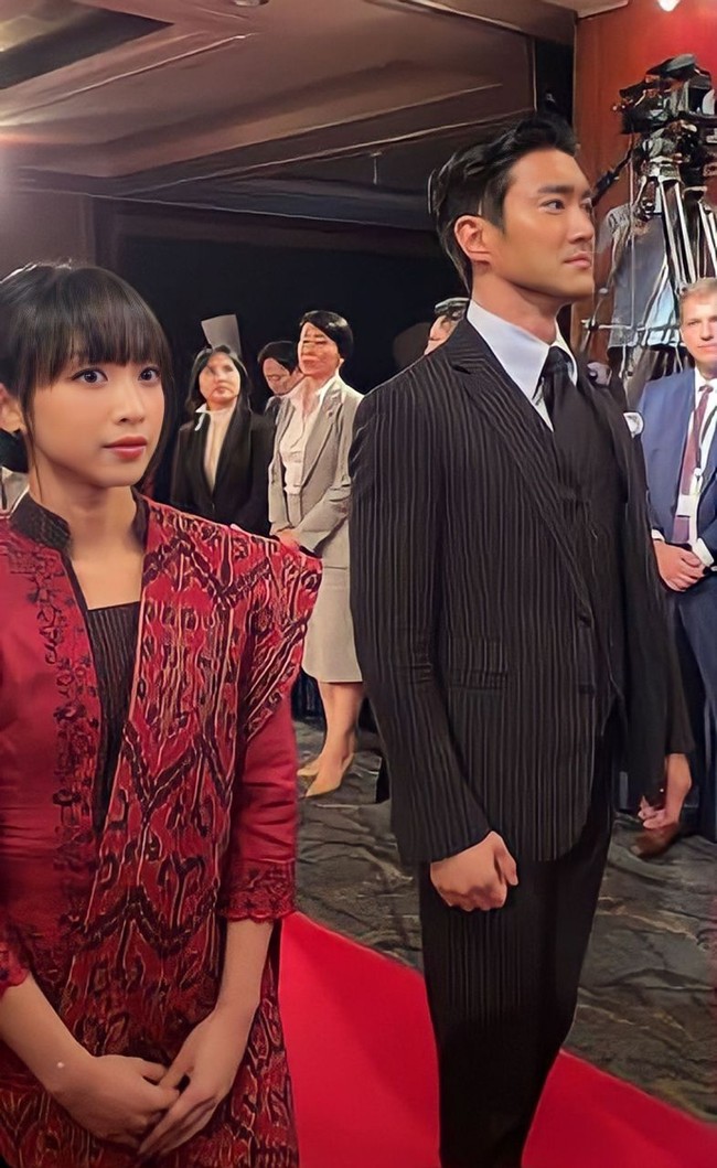 Interaksi Dita Karang dan Siwon viral menjadi sorotan penggemar. Kedua idol KPop disandingkan selama acara resepsi diplomatik HUT RI ke-78 sekaligus peringatan hubungan persahabatan Korsel-Indonesia di Seoul pada Kamis (31/8/2023).Foto: dok. Instagram @indonesiainseoul, dok. Instagram @shella_fernanda