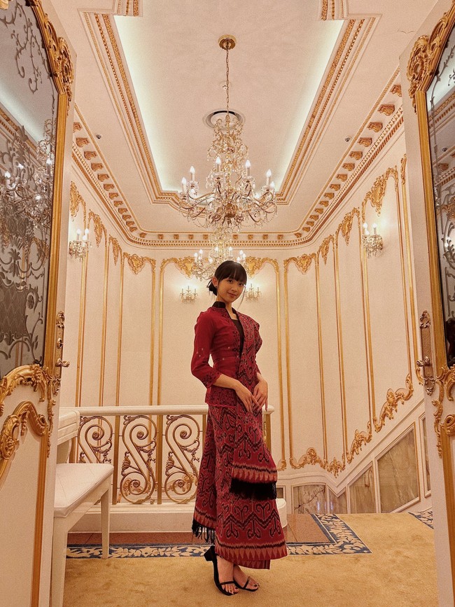 Dalam kesempatan itu, Dita Karang tampil anggun dalam balutan kebaya warna merah. Penampilannya dilengkapi dengan kain tenun yang senada seperti bawahannya.Foto: dok. Instagram @indonesiainseoul, dok. Instagram @shella_fernanda