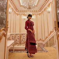 Dalam kesempatan itu, Dita Karang tampil anggun dalam balutan kebaya warna merah. Penampilannya dilengkapi dengan kain tenun yang senada seperti bawahannya.Foto: dok. Instagram @indonesiainseoul, dok. Instagram @shella_fernanda