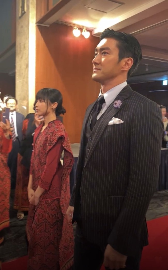 Para penggemar pun menyorot kesamaan Dita Karang dan Siwon yang berasal dari keluarga terpandang. Dita memiliki darah bangsawan Bali dari ayahnya. Siwon mewarisi darah biru dari ayah dan ibunya yang merupakan keturunan raja Korea.Foto: dok. Instagram @indonesiainseoul, dok. Instagram @shella_fernanda