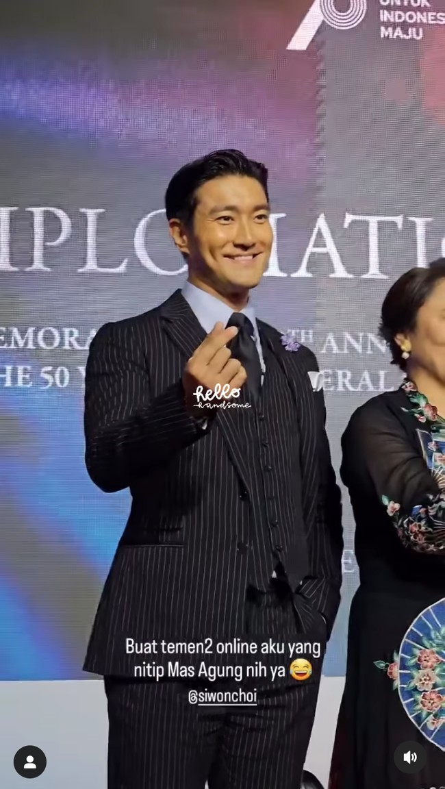 Sementara Siwon tampil gagah memakai setelan jas hitam bermotif garis-garis putih. Penyanyi 37 tahun itu membuat penggemar baper setelah menunjukkan gestur gentleman dengan menarikkan kursi untuk Dita Karang dan mempersilakannya duduk.    Foto: dok. Instagram @indonesiainseoul, dok. Instagram @shella_fernanda