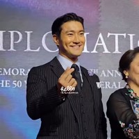 Sementara Siwon tampil gagah memakai setelan jas hitam bermotif garis-garis putih. Penyanyi 37 tahun itu membuat penggemar baper setelah menunjukkan gestur gentleman dengan menarikkan kursi untuk Dita Karang dan mempersilakannya duduk.    Foto: dok. Instagram @indonesiainseoul, dok. Instagram @shella_fernanda