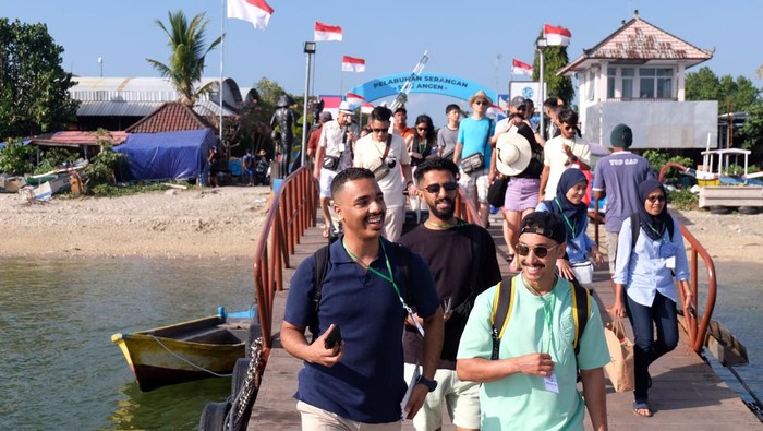 Geliat Turis Asing di Pelabuhan Serangan Bali Wisatawan mancanegara bersiap menyeberang ke destinasi wisata Nusa Penida dan Gili Trawangan, NTB menggunakan kapal cepat di Pelabuhan Serangan, Denpasar, Bali, Jumat (1/9/2023). Pengelola pelabuhan menyebut rata-rata kapal cepat yang berangkat melayani penyeberangan mencapai 27 kapal per hari dengan jumlah penumpang 800-900 orang yang didominasi wisatawan dari China, India dan Eropa. ANTARA FOTO/Nyoman Hendra Wibowo/rwa.