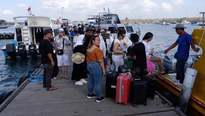 Wisatawan mancanegara bersiap menyeberang ke destinasi wisata Nusa Penida dan Gili Trawangan, NTB menggunakan kapal cepat di Pelabuhan Serangan, Denpasar, Bali, Jumat (1/9/2023). Pengelola pelabuhan menyebut rata-rata kapal cepat yang berangkat melayani penyeberangan mencapai 27 kapal per hari dengan jumlah penumpang 800-900 orang yang didominasi wisatawan dari China, India dan Eropa. ANTARA FOTO/Nyoman Hendra Wibowo/rwa.