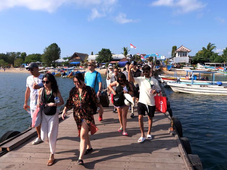 Geliat Turis Asing di Pelabuhan Serangan Bali