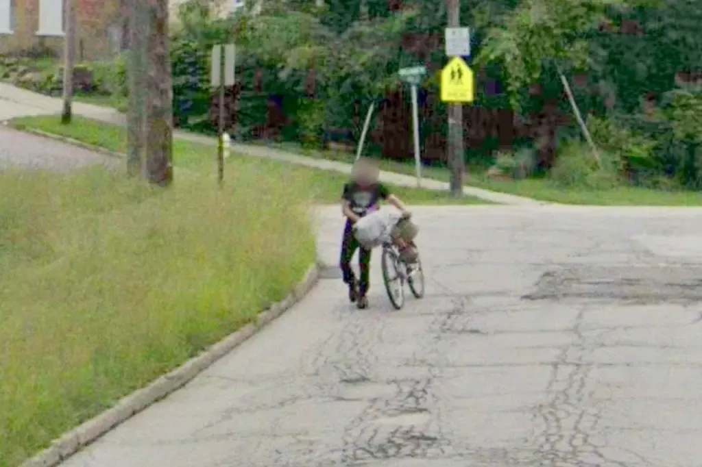 Seorang perempuan mengunggah screenshot dari Google Street View dan mengklaim orang di foto itu sedang membawa mayat dengan sebuah sepeda.