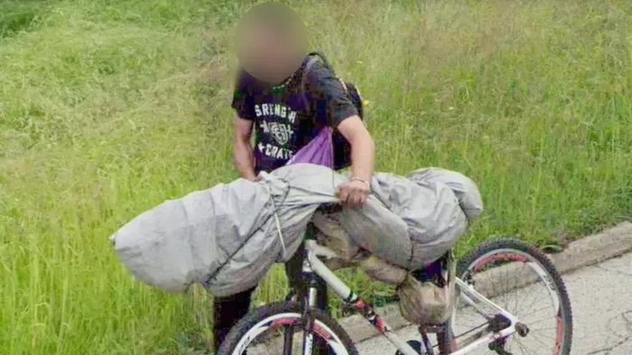 Seorang perempuan mengunggah screenshot dari Google Street View dan mengklaim orang di foto itu sedang membawa mayat dengan sebuah sepeda.