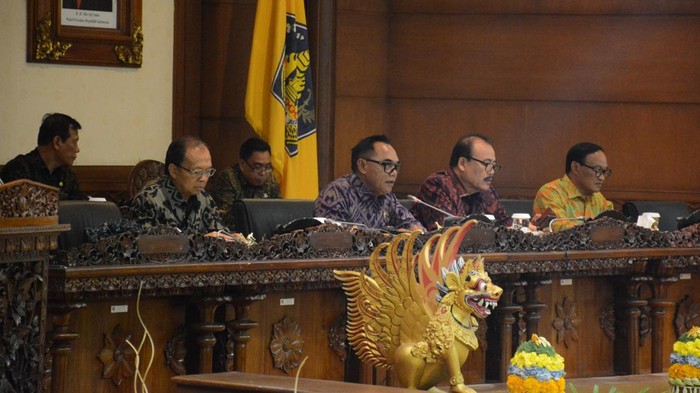 Gubernur Bali Wayan Koster (kiri) dan pimpinan DPRD Bali saat rapat paripurna ke-36 di gedung DPRD Bali, Jumat (1/9/2023).