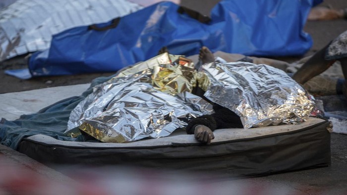 Horor 73 Orang Tewas Terpanggang Kebakaran Gedung di Johannesburg Covered bodies are seen on the scene of a deadly blaze in downtown Johannesburg, Thursday, Aug. 31, 2023. (AP Photo)