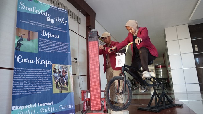 mahasiswa Universitas Muhammadiyah (UM) Surabaya menciptakan alat inovasi untuk mengatasi solusi terapi fisik dengan teknologi yang dapat membantu motorik siswa terutama Anak Berkebutuhan Khusus (ABK).