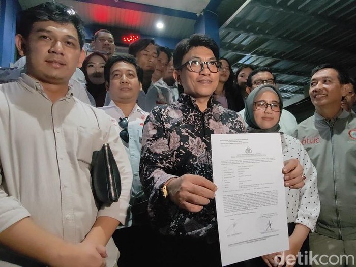 Rival Achmad Labbaika alias Ipay resmi melaporkan vokalis band Radja, Ian Kasela ke Polda Metro Jaya.
