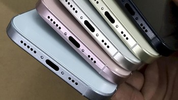 Terlihat iPhone 15 sudah menggunakan USB Type C. Foto: Twitter.com/SonnyDickson
