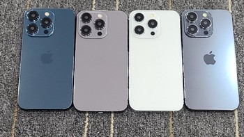 Bodi iPhone 15 Pro memakai material titanium untuk menggantikan rangka baja tahan karat mengkilap yang digunakan Apple sejaka iPhone X yang dirilis 2017 silam. Foto: Twitter.com/SonnyDickson