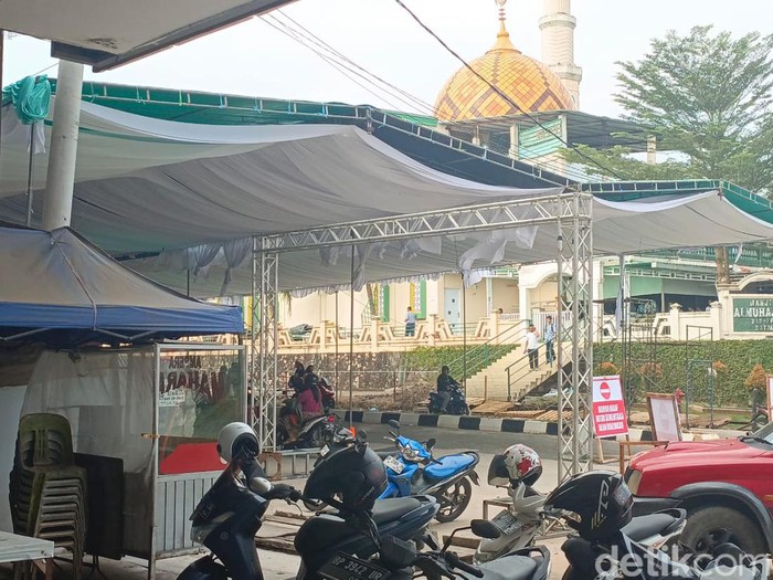 Jalan Tiban I, Kecamatan Sekupang, Batam, yang ditutup karena adanya pernikahan anak anggota DPRD Kepri, Irwansyah. (Alamudin Hamapu/detikSumut)