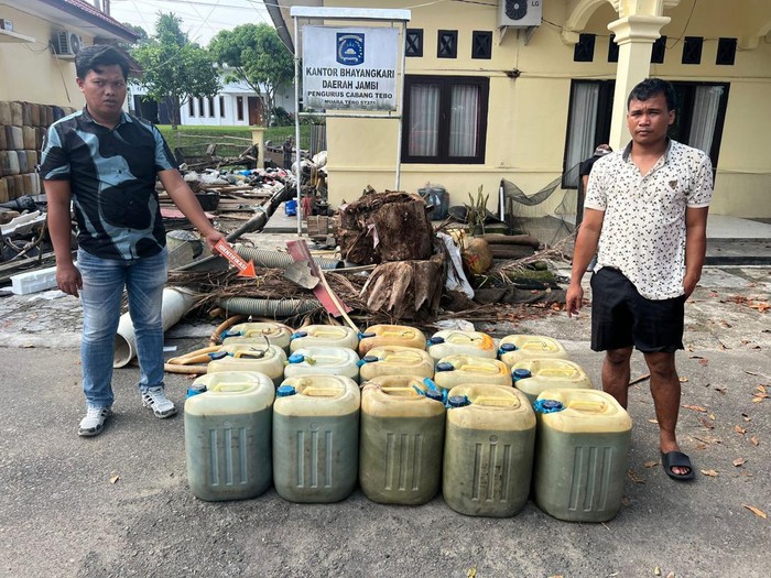 Penampakan barang bukti minyak subsidi yang diangkut pakai mobil di Tebo (Dok Polres Tebo)