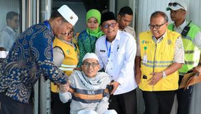 Jemaah haji terakhir debarkasi Padang akhirnya pulang usai dirawat sebulan lebih di Madinah karena sakit. (Dok Kemenag Sumbar)