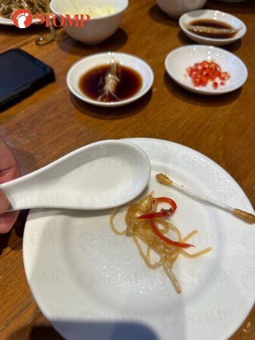 Jijik! Pengunjung Ini Temukan Cotton Bud Kotor di Salad Pesanannya