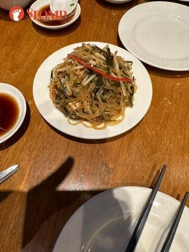 Jijik! Pengunjung Ini Temukan Cotton Bud Kotor di Salad Pesanannya