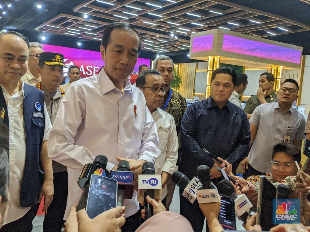 Jokowi saat diwawancara wartawan di Media Center KTT ASEAN, JCC, Jakarta. (CNBC Indonesia/Emir Yanwardhana)