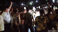 Ia juga terlihat asyik swafoto bersama warga.