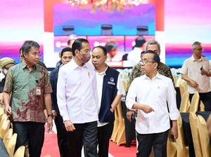 Jokowi Pakai Masker Saat Cek Venue KTT ASEAN di JCC Senayan