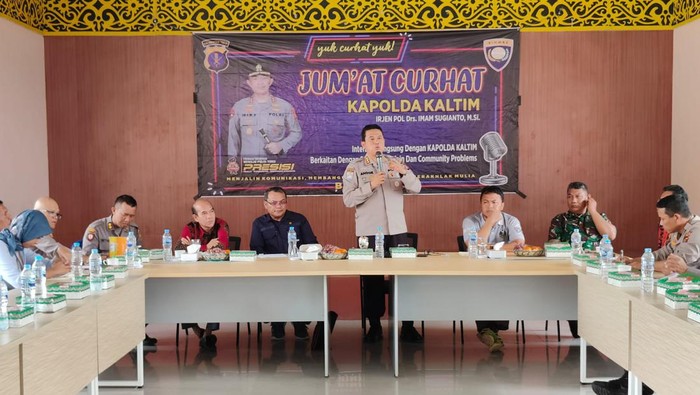 Warga curhat maraknya pengendara yang ugal-ugalan di jalan dalam program Jumat Curhat Polda Kalimantan Timur.