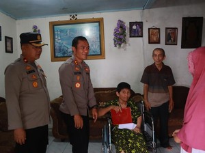 Kapolres Sibolga Berikan Bantuan Kursi Roda ke Ibu Penderita Stroke