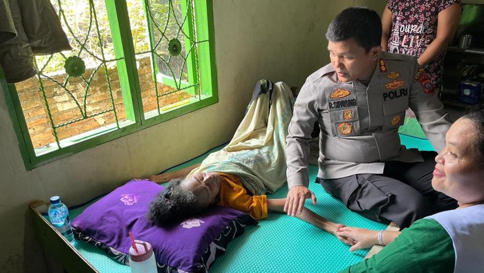 Kapolres Simalungun saat melihat kondisi nenek Mariatta. Foto: Dok. Polres Simalungun