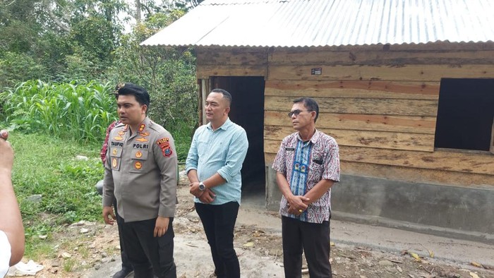 Kapolres Toba saat mengecek rumah Kartini yang telah direnovasi.