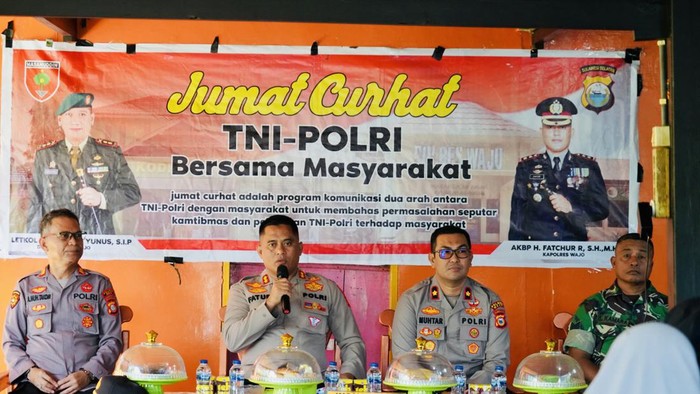 Kapolres Wajo AKBP Fatchur saat mendengar curhatan masyarakat Tempe.