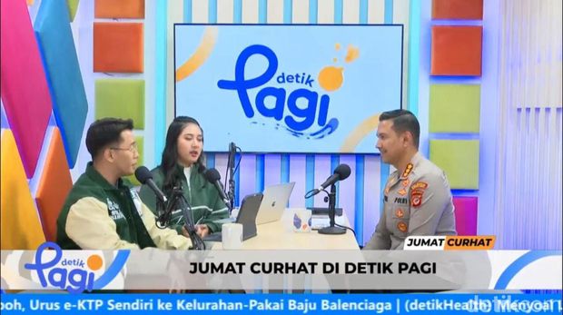 Kapolresta Bogor Kota Kombes Bismo Teguh Prakoso menjawab warga dalam program Jumat Curhat