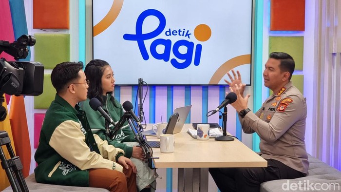 Kapolresta Bogor Kota Kombes Bismo Teguh Prakoso menjawab warga dalam program Jumat Curhat