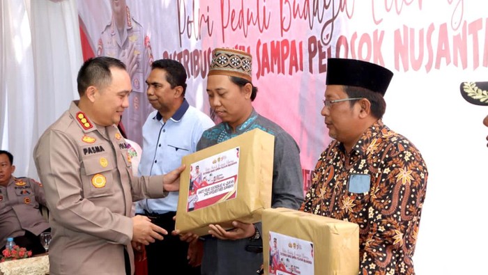 Kapolrestabes Surabaya Kombes Pasma Royce menyelurkan buku pada Program Jumat Curhat
