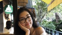 Paras yang cantik dan tubuh ramping memang membuat Kayra cocok menjadi model. Namun, siapa sangka anak Mieke Amalia dan Herman Wijaya ini juga hobi kulineran loh. Foto: Instagram @kayra.miendra