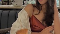 Dalam akun Instagram miliknya, Kayra suka membagikan momen saat makan di restoran. Ini salah satunya saat wanita kelahiran 2004 itu memesan burger dan kentang goreng. Foto: Instagram @kayra.miendra