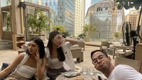 Putri sambung Tora Sudiro itu juga beberapa kali hang out seru dengan temannya. Di sebuah kafe, Kayra nongkrong sambil menikmati kopi hingga sandwich. Foto: Instagram @kayra.miendra