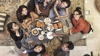 Tak hanya dengan temannya, Kayra juga kerap menghabiskan waktu dengan keluarga. Ini salah satu momen saat Kayra dan keluarganya menikmati hidangan sashimi di rumah. Foto: Instagram @kayra.miendra