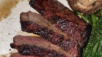 Kali ini Kayra membagikan momen saat menikmati hidangan steak. Steak yang matang sempurna ini pun dilengkapi tumis jamur dan sayur hijau. Foto: Instagram @kayra.miendra