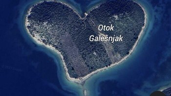 Pulau berbentuh hati di Galesnjak, Kroasia. Foto: Boredpanda