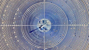 Di Maroko. Cermin Mengarahkan Cahaya Ke Menara, Tempat Cahaya Memanaskan Garam Cair. Garam Cair Menghasilkan Uap untuk Memutar Turbin dan Menjalankan Generator Foto: Boredpanda