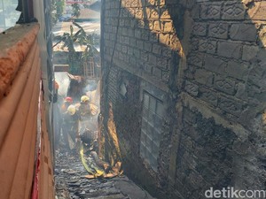 Sejumlah Kios Pedagang di Depan Kampus Unpas Tamansari Terbakar