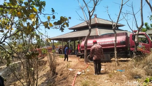 Kebakaran lahan di Karangasem, Bali, nyaris menyambar bangunan pura.